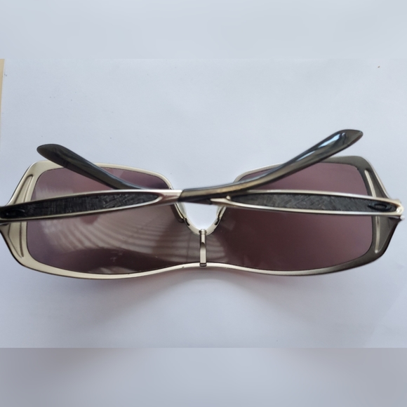 Oakley Sunglasses Polarized Remedy Silver with Tinted Lenses with Case. - Picture 5 of 10